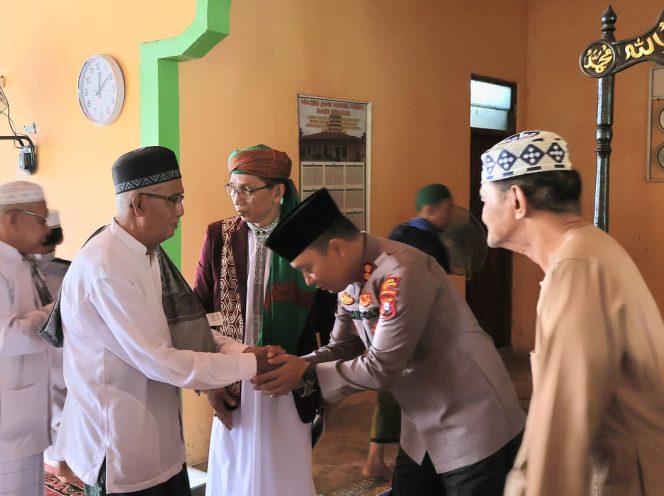 
					Lebih Dekat Dengan Masyarakat, Kapolres Barsel Silaturahmi Bersama Pengurus Dan Jemaah Masjid Nurul Huda Raut