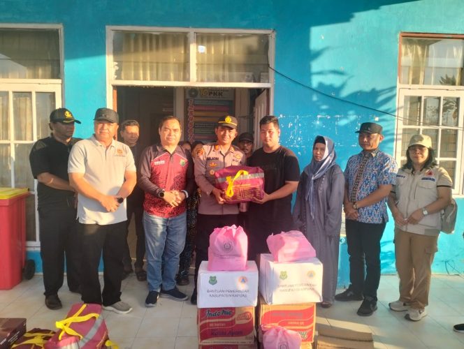 
					KAPOLSEK KAPUAS TENGAH DAMPINGI WAKIL BUPATI KAPUAS SERAHKAN BANTUAN KEPADA WARGA KEC. KAPUAS TENGAH