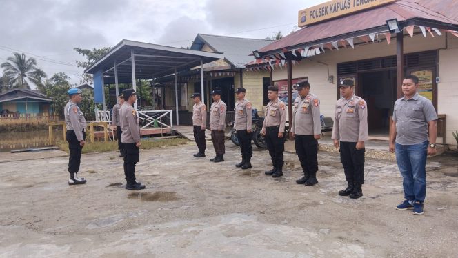 
					CEK KESIAPAN PERSONEL, KAPOLSEK KAPUAS TENGAH PIMPIN APEL PAGI