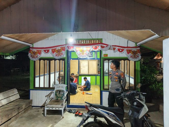 
					Patroli Malam, Anggota Polsek Murung Sambang Pos Kamling Kelurahan Beriwit