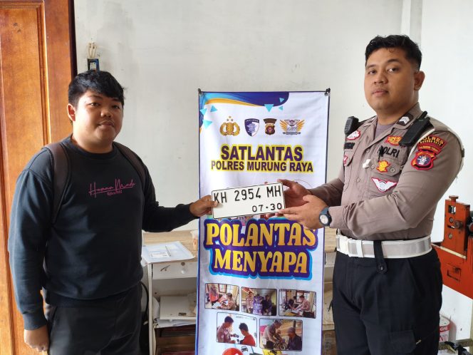 
					Polantas Menyapa, Anggota Samsat Murung Raya Berikan Pelayanan Humanis Kepada Pemohon Perpanjang Plat Kendaraan