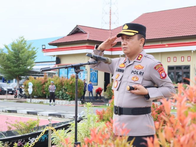 
					Kapolres Barsel Berikan Penghargaan Kepada 4 Personel dan 4 Warga yang Bantu Tugas Kepolisian