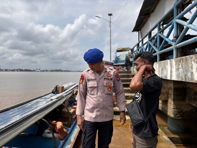 
					Satpolairud Polres Kapuas Cek Kelengkapan Alat Keselamatan kapal yang melintas DAS Kapuas