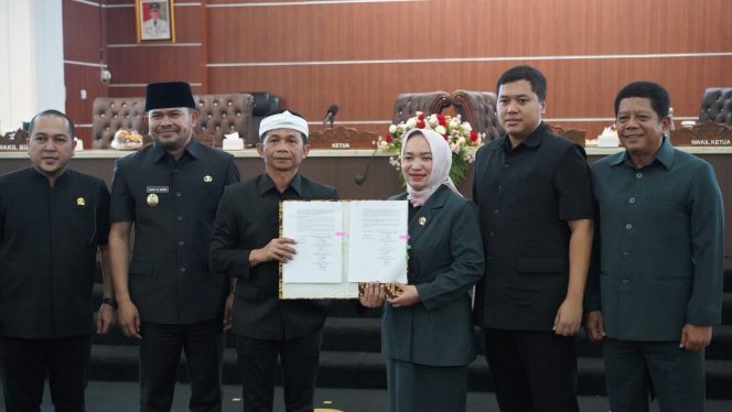 
					Sidang Paripurna DPRD dan Bupati Purwakarta Sepakat Rancangan KUA-PPAS APBD TA 2026 Sebesar Rp.2,4 T Ditandatangani