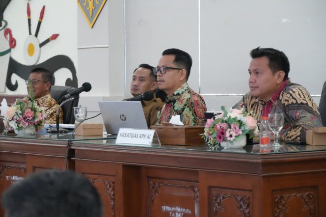 
					Seharian KPK bareng Pemko dan DPRD Kota Palangka Raya, Ada Apa?