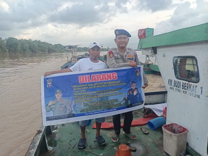 
					Cegah Illegal Fishing, Satpolairud Polres Kapuas Imbau Hal Ini Pada Warga Pesisir DAS Kapuas