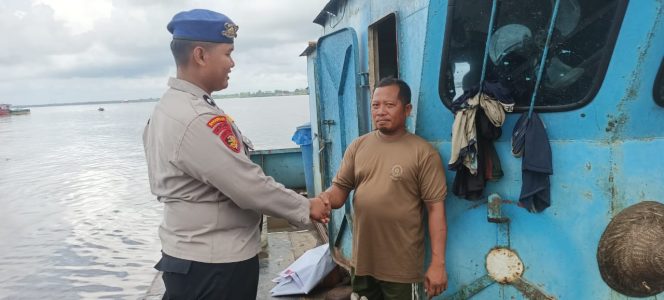 
					Satpolairud Polres Kapuas Cek Kelengkapan Alat Keselamatan kapal yang melintas DAS Kapuas