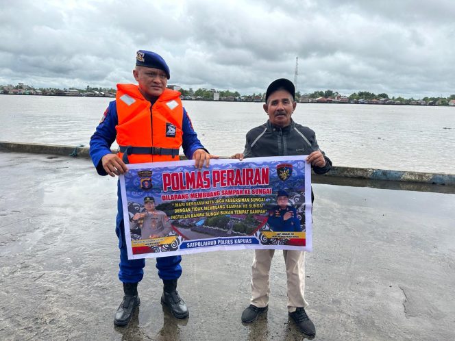 
					Tingkatkan Kesadaran Kebersihan Lingkungan, Satpolairud Imbau Masyarakat Pesisir Untuk Tidak Membuang Sampah Ke Sungai
