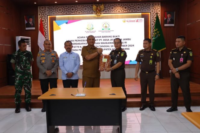 
					Bupati Aceh Tamiang Resmi Terima Aset Lahan Sitaan PT. Desa Jaya dari Kejari Aceh Tamiang