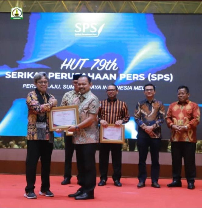 
					Fadlon, SH Ketua DPR-K Aceh Tamiang menerima Prerana Awards 2025