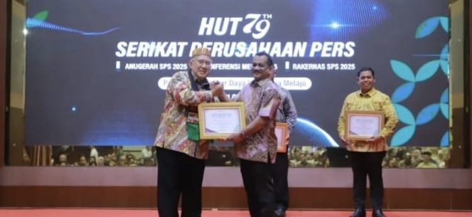 
					Wabup Aceh Tamiang terima penghargaan lontar awards 2025 terkait memberdayakan ekonomi lokal