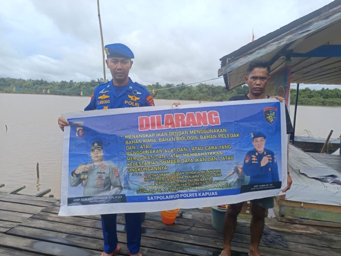 
					Cegah Illegal Fishing, Satpolairud Polres Kapuas Imbau Hal Ini Pada Warga Pesisir DAS Kapuas