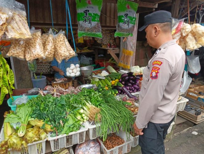 
					Piket polsek Kapuas Tengah rutin Patroli ke pasar harian Pujon desa Pujon.