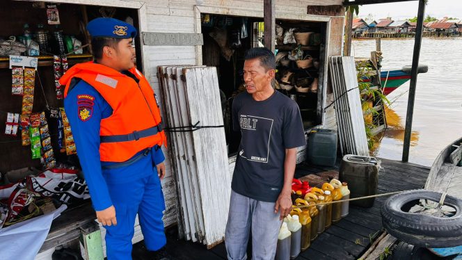 
					Satpolairud Polres Kapuas Cek Kelengkapan Alat Keselamatan kapal yang melintas DAS Kapuas