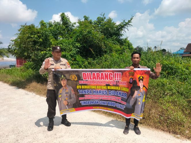 
					Piket Polsek kapuas tengah rutin imbauan larangan  karhutla kepada masyarakat.