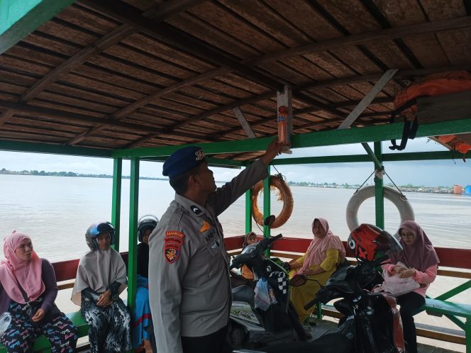 
					Satpolairud Polres Kapuas Cek Kelengkapan Alat Keselamatan kapal yang melintas DAS Kapuas