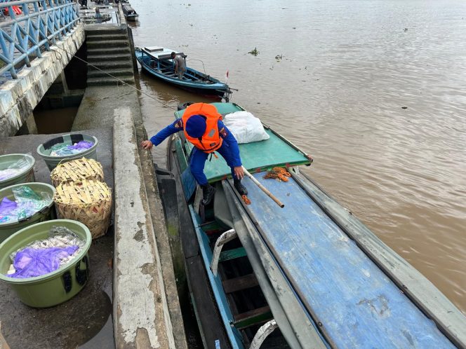 Satpolairud Polres Kapuas Cek Kelengkapan Alat Keselamatan kapal yang melintas DAS Kapuas