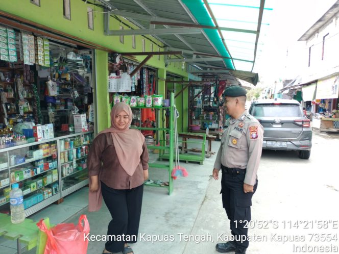 Personil  polsek Kapuas Tengah rutin Patroli ke pasar harian Pujon desa Pujon.