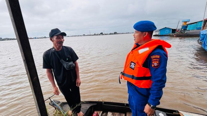 Satpolairud Polres Kapuas Cek Kelengkapan Alat Keselamatan kapal yang melintas DAS Kapuas