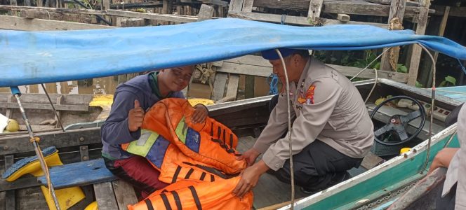 Satpolairud Polres Kapuas Cek Kelengkapan Alat Keselamatan kapal yang melintas DAS Kapuas
