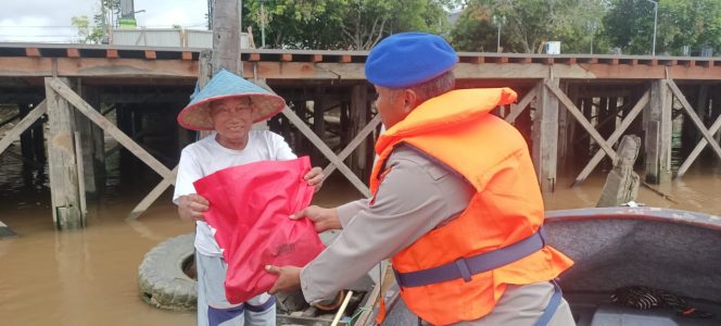 Satpolairud Polres Kapuas Gelar Bakti Sosial Berbagi Sembako kepada Warga Kurang Mampu