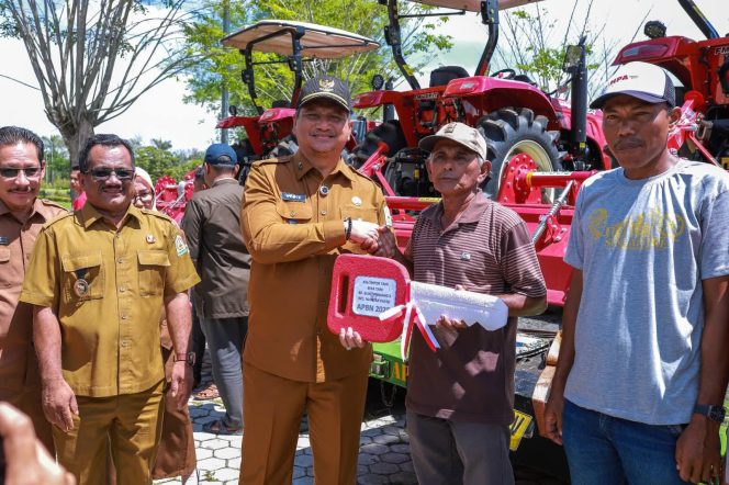 Bupati Aceh Tamiang Serahkan 5 Unit Traktor Roda Empat Kepada Kelompok tani