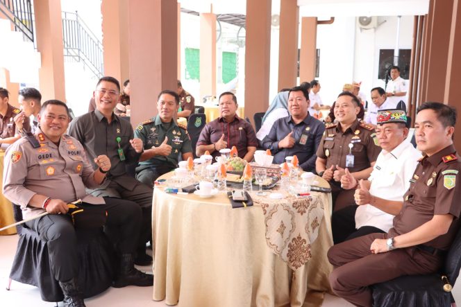 Kapolres Kapuas Hadiri Upacara Adat Potong Pantan Sambut Kajari Kapuas yang Baru