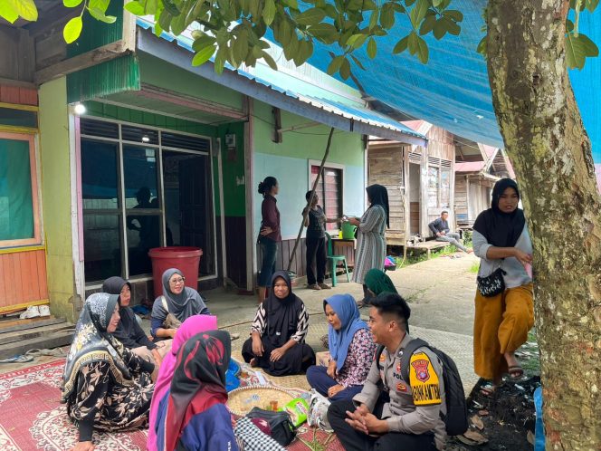 Polres Barito Utara Gelar Bakti Sosial Sambang, Serahkan Bantuan kepada Warga Berduka di Desa Kandui