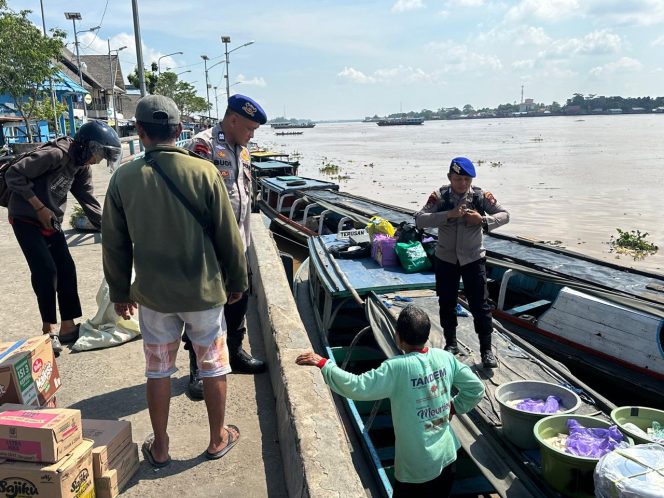 Satpolairud Polres Kapuas Cek Kelengkapan Alat Keselamatan kapal yang melintas DAS Kapuas