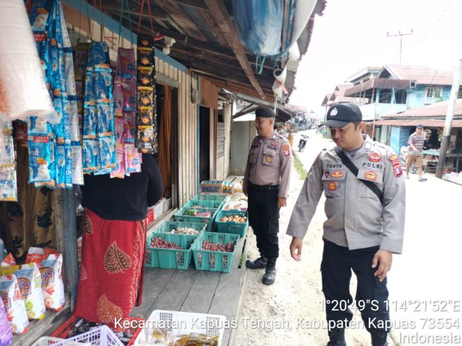 Personil  polsek Kapuas Tengah rutin Patroli ke pasar harian Pujon desa Pujon.