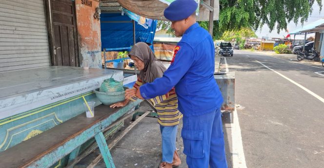 
					Personel Satpolairud Polres Kapuas Bantu Nenek yang Badannya Terlihat Lemas di Sekitar Kawasan Pelabuhan Danau Mare Kuala Kapuas