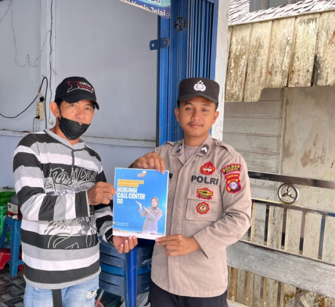 
					Personel Polsek Jelai, Bripda Sulton Naza Sosialisasikan Hotline Call Center 110 kepada Warga, Ajak Masyarakat Aktif Melapor Jika Terjadi Gangguan Kamtibmas