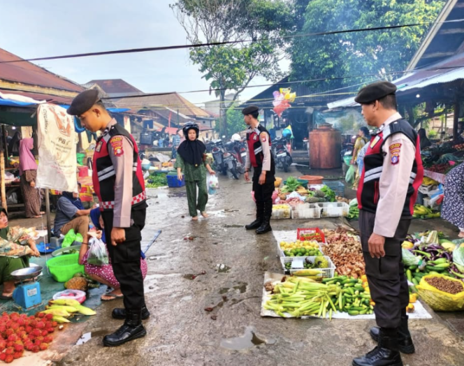 
					Patroli Rutin di Pasar Sayur Sukamara: Langkah Strategis Polres Sukamara dalam Menjamin Keamanan dan Ketertiban Wilayah Hukum