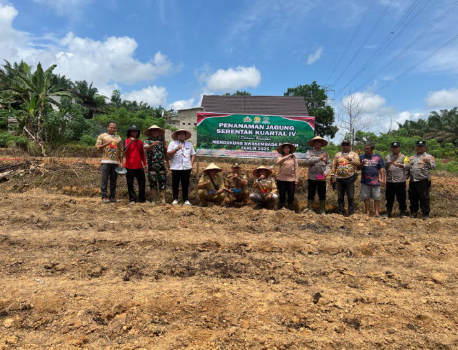 
					Babinsa Koramil 1015-07/Parenggean Hadiri Penanaman Jagung di Desa Sari Harapan
