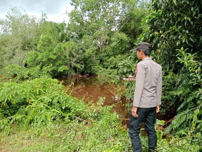 
					Pengecekan Sumber Air Dalam Penanggulangan Karhutla Oleh Personel Polsek Basarang