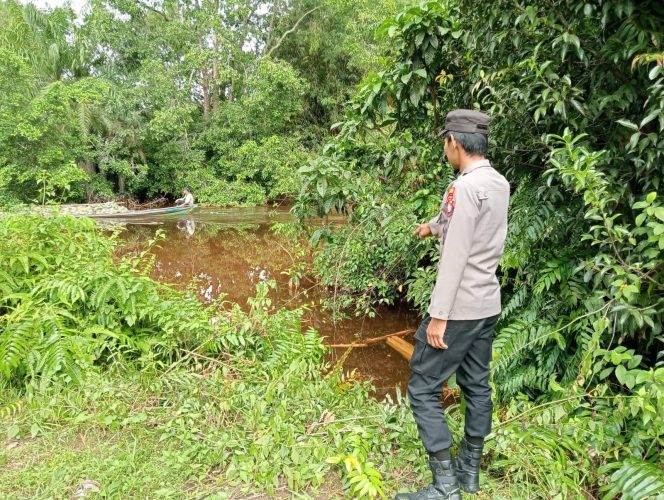Pengecekan Sumber Air Dalam Penanggulangan Karhutla Oleh Personel Polsek Basarang