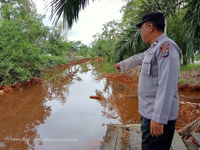 
					Pengecekan Sumber Air Dalam Penanggulangan Karhutla Oleh Personel Polsek Basarang
