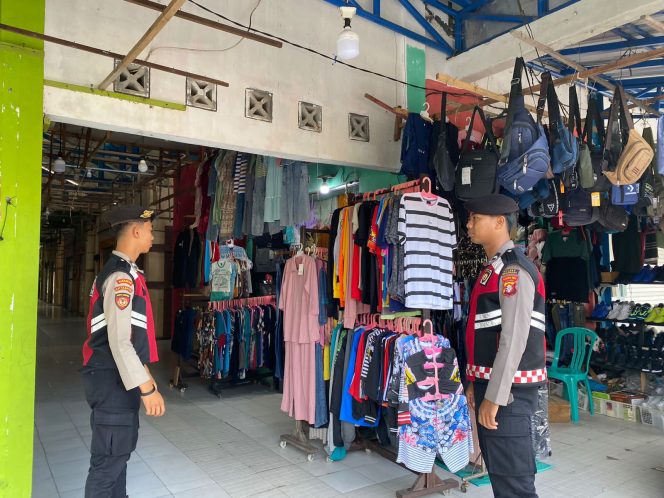 
					Personel Sabhara Polres Sukamara Lakukan Patroli Intensif di Sekitar Pasar Inpres untuk Memberikan Rasa Aman kepada Masyarakat