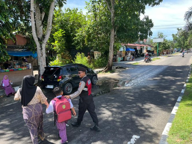 
					Arus Lalu Lintas Lancar, Sat Samapta Polres Sukamara Turun Langsung di SDN 2 Mendawai