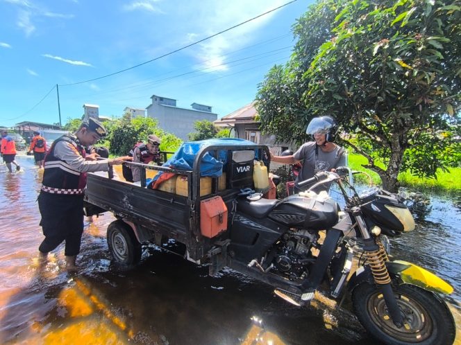
					Sat Samapta Polres Sukamara Evakuasi Warga Terdampak Banjir di Kampung Merah Putih