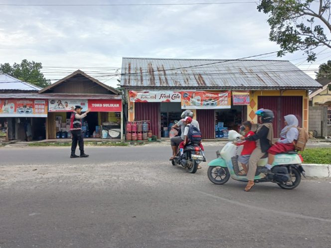 
					Ciptakan Kelancaran Arus, Sat Samapta Atur Lalu Lintas di Jl. Tjilik Riwut