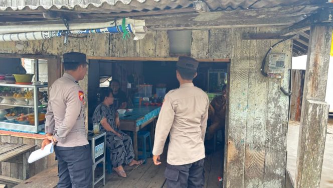 
					Personel Polsek Jelai Sapa Warga Lewat Patroli Dialogis