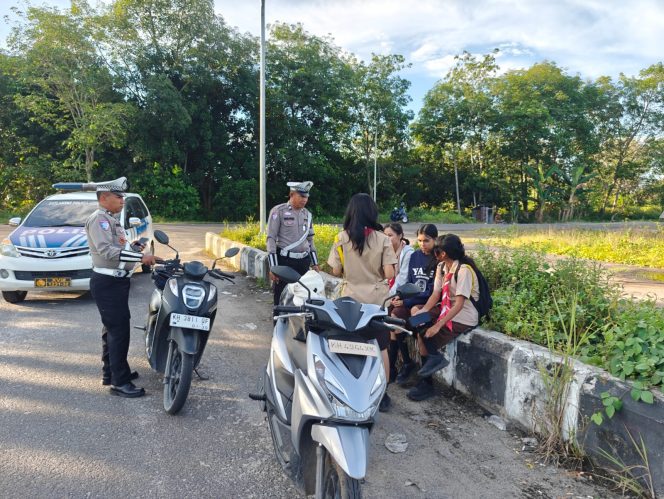 
					Polantas Menyapa, Satlantas Polres Kotim Gelar Patroli Sore Hingga Malam Jaga Kamseltibcarlantas