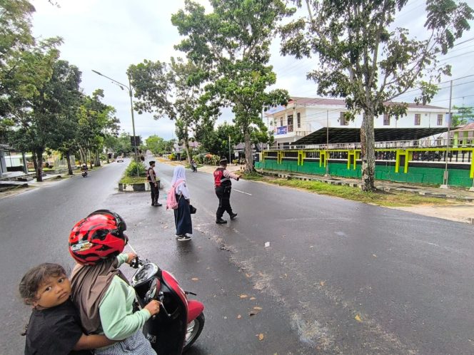 
					Personel Samapta Polres Sukamara Atur Arus Lalu Lintas Saat Jam Masuk Sekolah