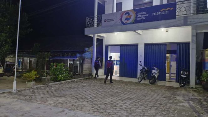 
					Polres Sukamara Perkuat Pengawasan di Area Bank Mandiri Melalui Patroli Samapta