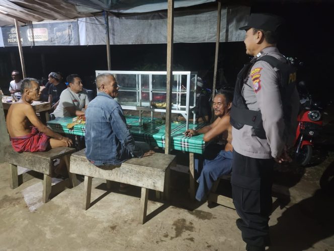 
					ANGGOTA POLSEK PULAU PETAK LAKSANAKAN PATROLI MALAM, GUNA MEWUJUDKAN KAMTIBMAS KONDUSIF DI WILAYAH KECAMATAN PULAU PETAK