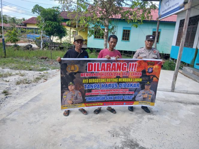 
					DALAM UPAYA PENCEGAHAN KEBARAN HUTAN DAN LAHAN, PERSONEL POLSEK PULAU PETAK SOSIALISASIKAN SANKSI PIDANA PELAKU KARHUTLA KE MASYARAKAT KECAMATAN PULAU PETAK