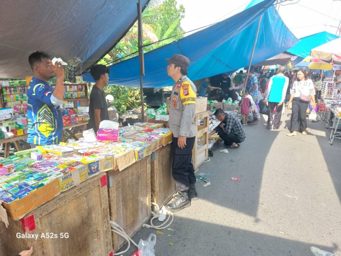 
					Patroli Pasar Jum’at Personil Polsek Kapuas Barat Jaga keamanan Dan Ketertiban Sekitarnya