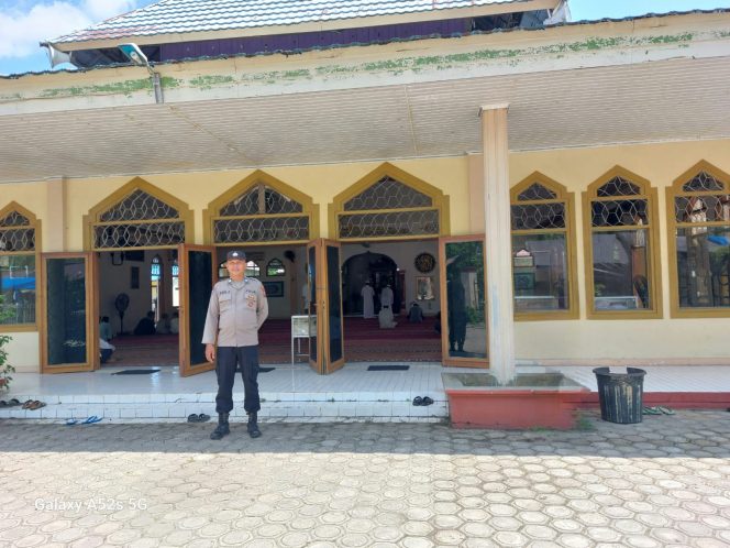 
					Ciptakan Rasa Aman Personil Polsek Kapuas Barat Melaksanakan Pengamanan Sholat Jumat