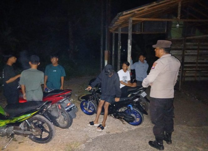 
					ANGGOTA POLSEK PULAU PETAK LAKSANAKAN PATROLI MALAM, GUNA MEWUJUDKAN KAMTIBMAS KONDUSIF DI WILAYAH KECAMATAN PULAU PETAK